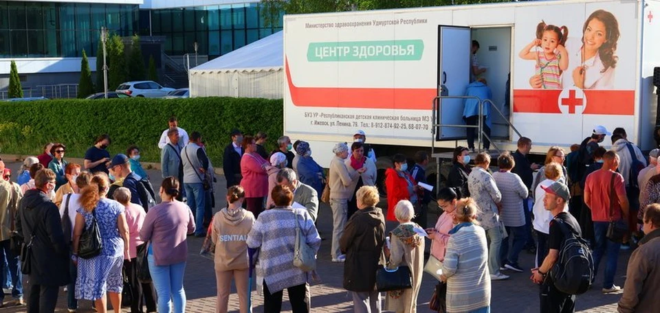 На выездную вакцинацию в Ижевске образовалась очередь Фото: Амир Закиров