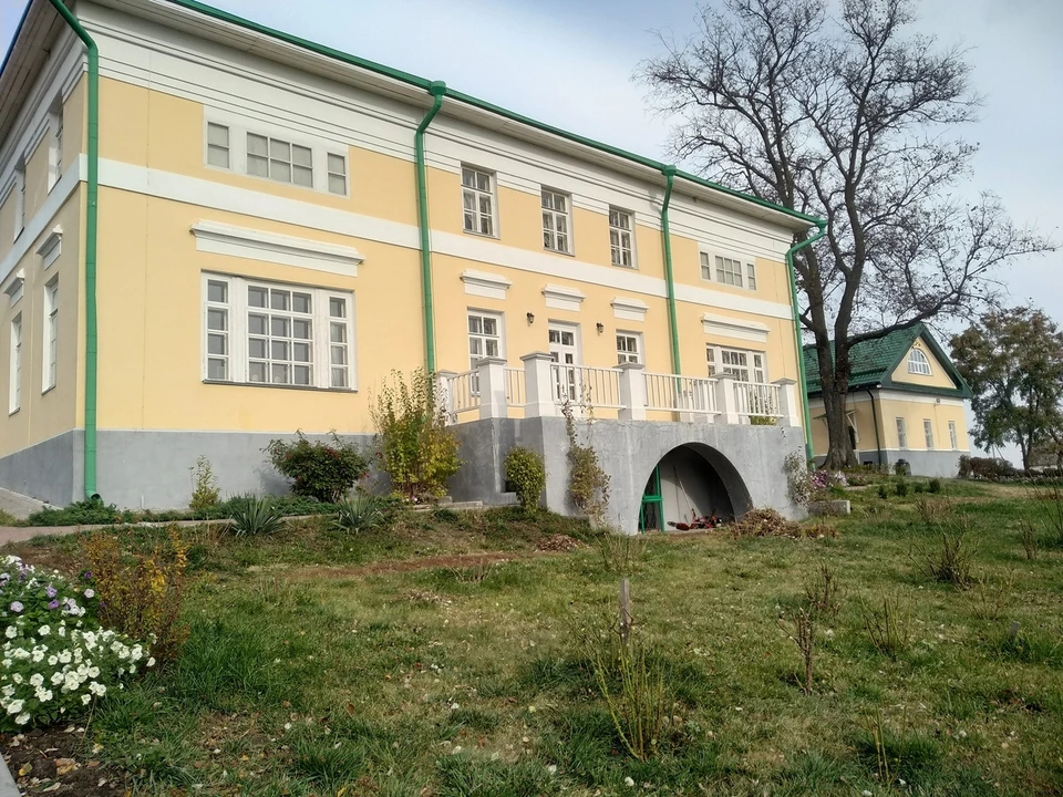 До усадьбы от областного краеведческого музея ходит автобус