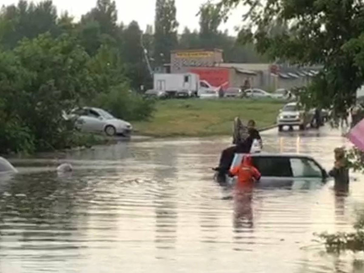 Из тонущей машины в Саратове спасли человека - KP.RU