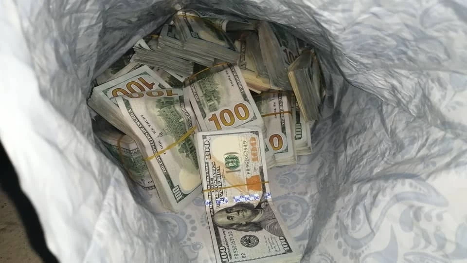 В доме подозреваемого нашли крупную сумму денег.