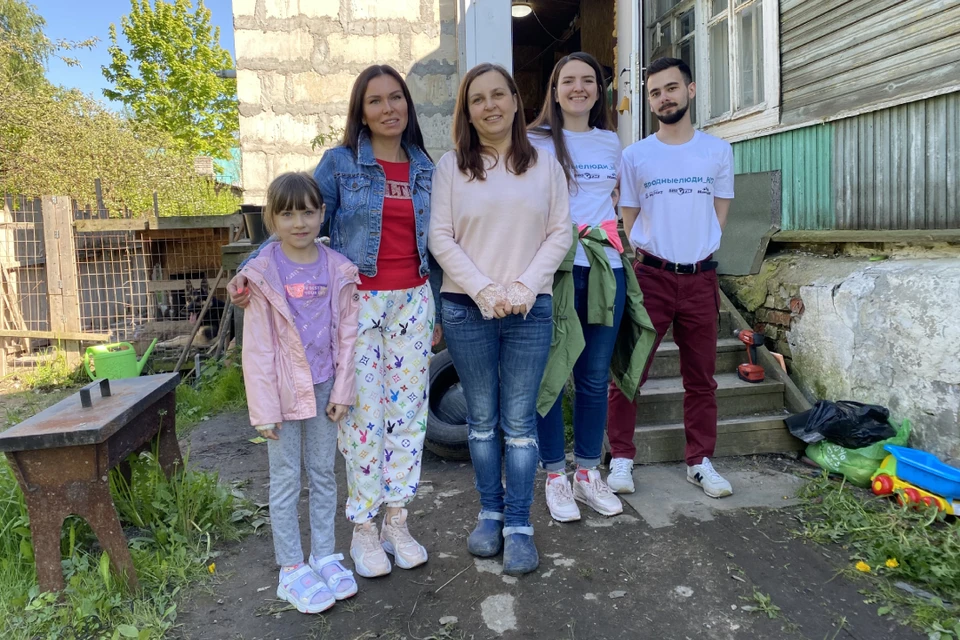 Команда проекта «Родные люди» вместе с хозяйкой дома Татьяной. Фото: Александр ГОЛИКОВ.