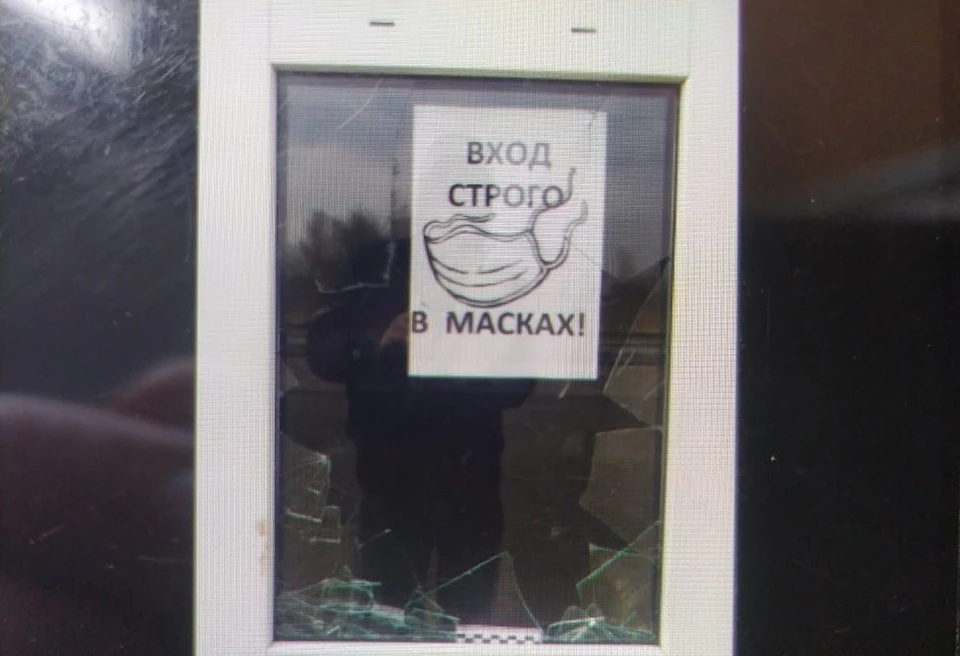 Смолянин разбил стекло в здании железнодорожного вокзала. Фото: ЛО МВД России на станции Смоленск.