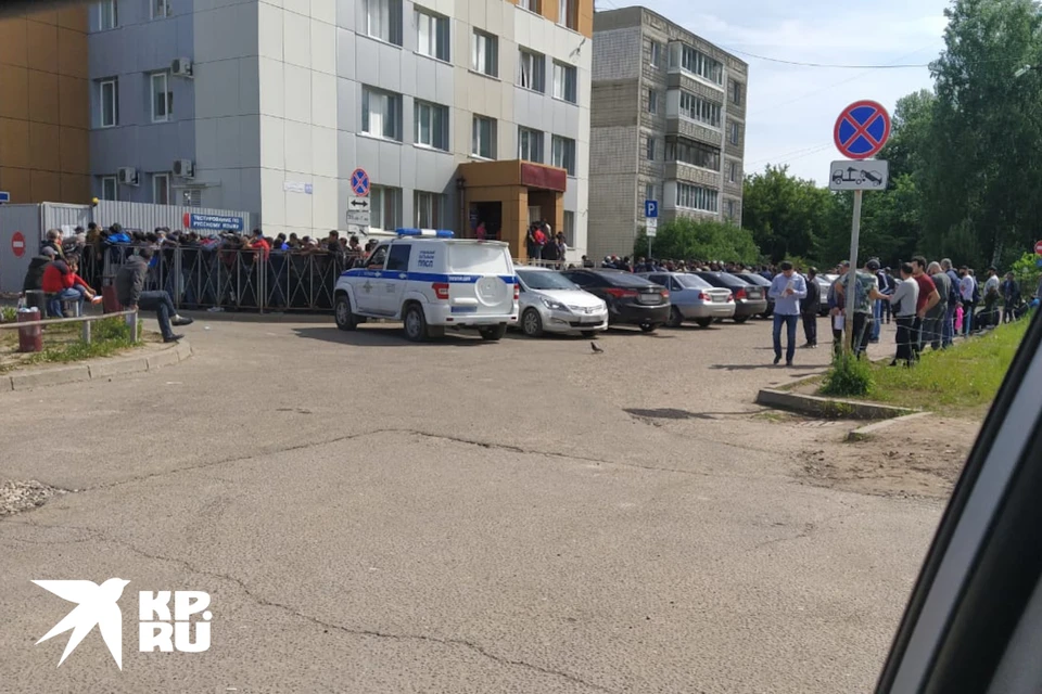 В Твери утром у отдела МВД на Грибоедова толпились мигранты.