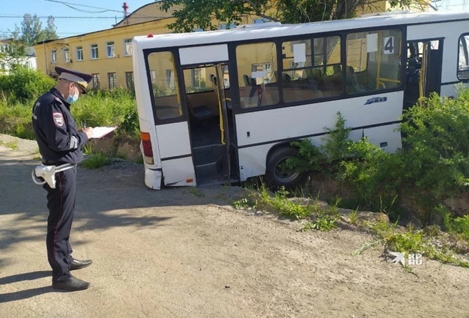 Неуправляемый автобус повалил ворота предприятия и налетел на людей. Фото: УГИБДД по Свердловской области