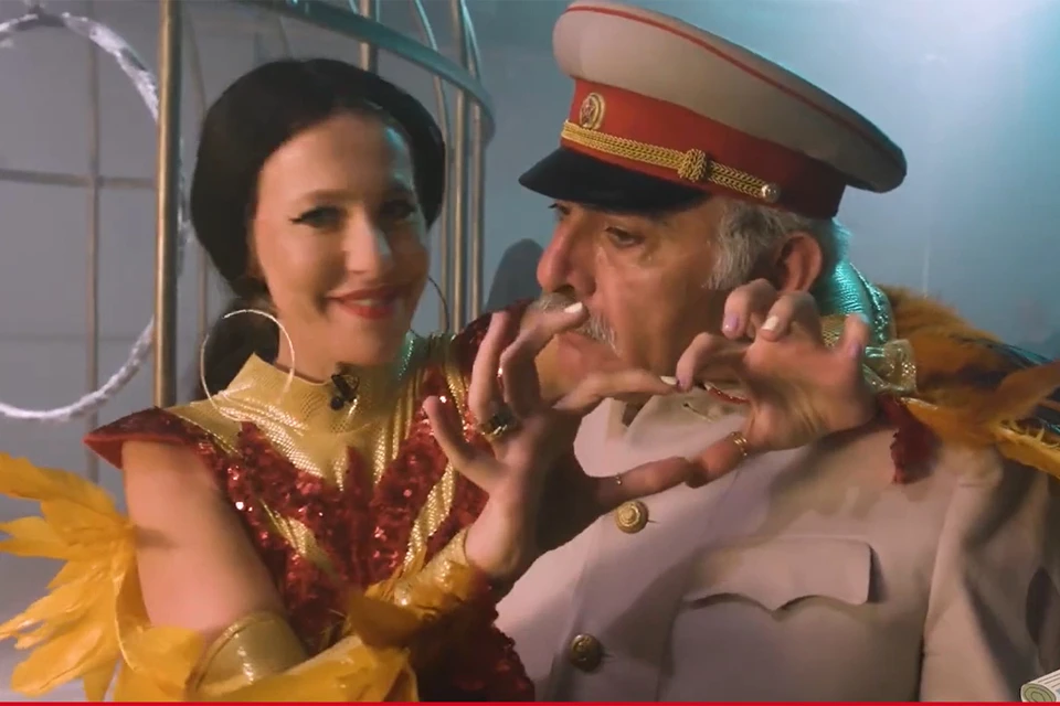 В финале ролика Бузова-Собчак обнимает играющего Сталина актера и томно объявляет: «Я самая знаменитая женщина этой страны, и я спасу Сталина, потому что мои люди всегда со мной!». Фото: кадр видео.