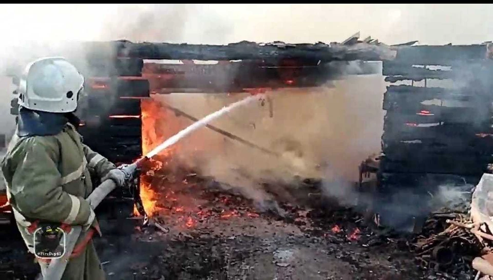 Спустя восемь минут спасателям удалось локализовать возгорание, а еще через 10 – ликвидировать открытое горение Фото: скриншот видео с канала "Амурские спасатели"