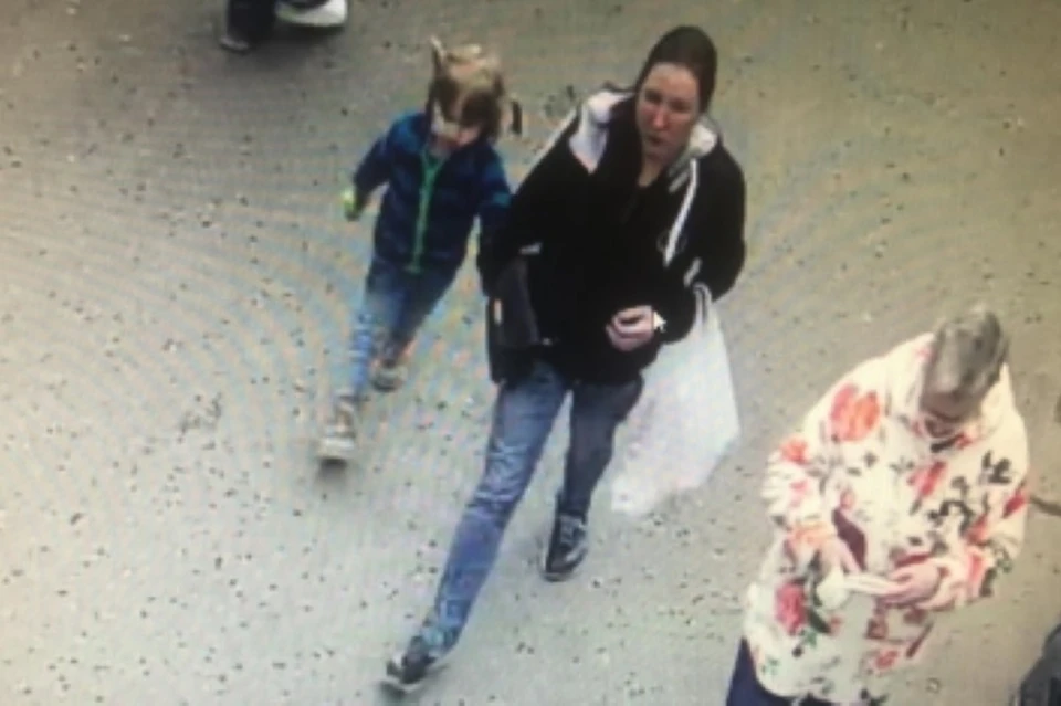 По камерам видеонаблюдения удалось отследить, как женщина увела девочку за руку в неизвестном направлении. Фото: ГСУ СК РФ по МО
