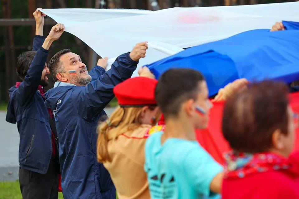 Активисты движения ОНФ и администрация города провели флешмоб, посвященный Дню России. Фото: организаторы мероприятия.