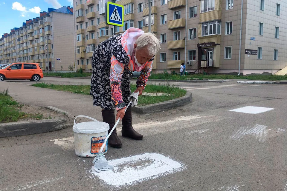 Пенсионерка нестандартно отметила день России. Фото Евгения Плахотина.