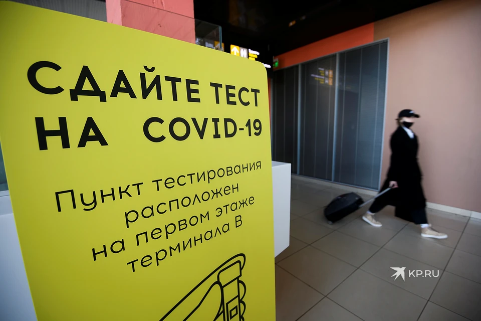 От коронавируса сейчас вакцинируют не только в поликлиниках, но и в торговых центрах и даже в аэропорту.