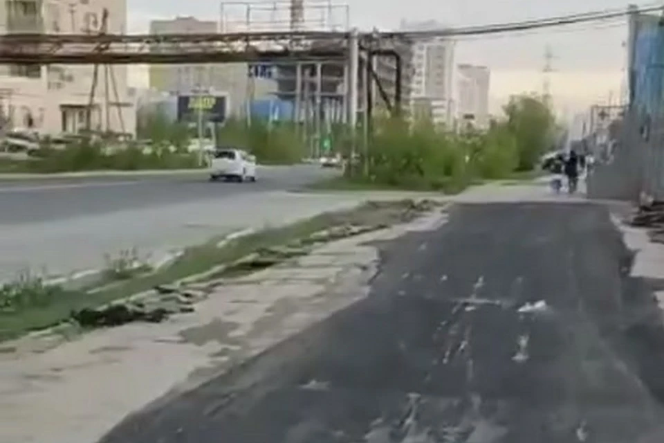 «Как-то странно» уложенный асфальт появился в Якутске. Стоп-кадр видео