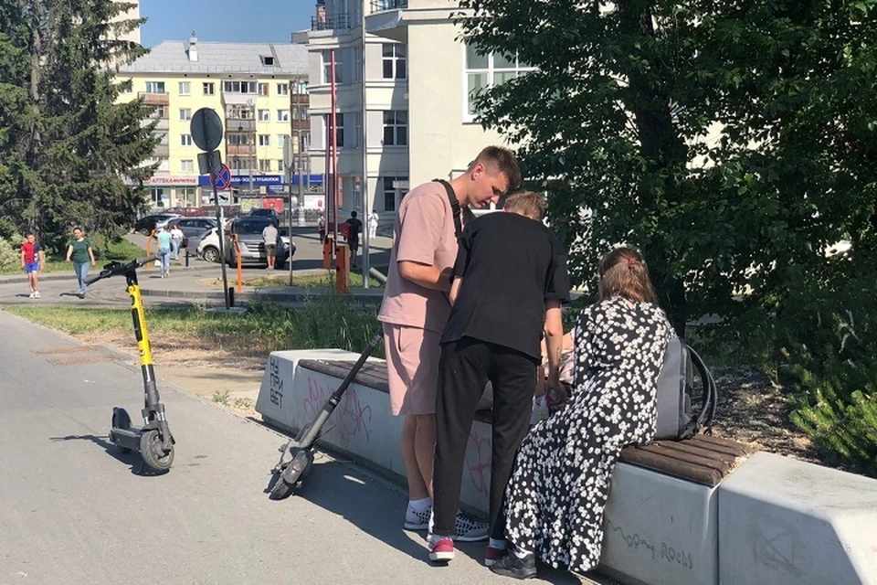 Девушке оказывали помощь прохожие.