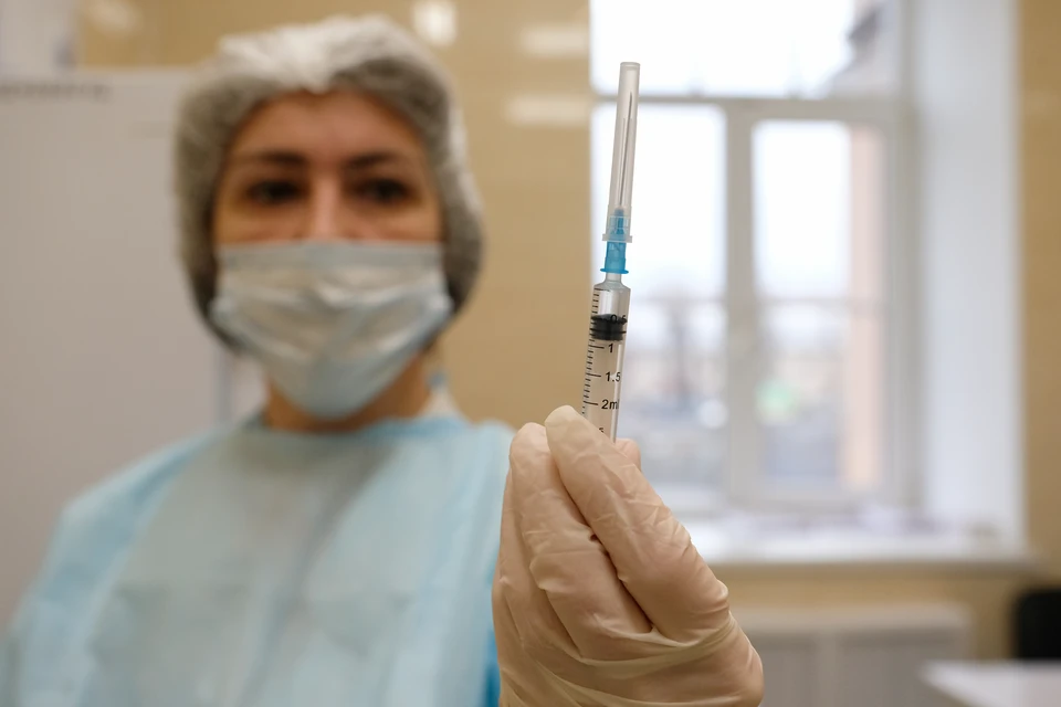 Вводить обязательную вакцинацию от коронавируса в Санкт-Петербурге пока не планируется.