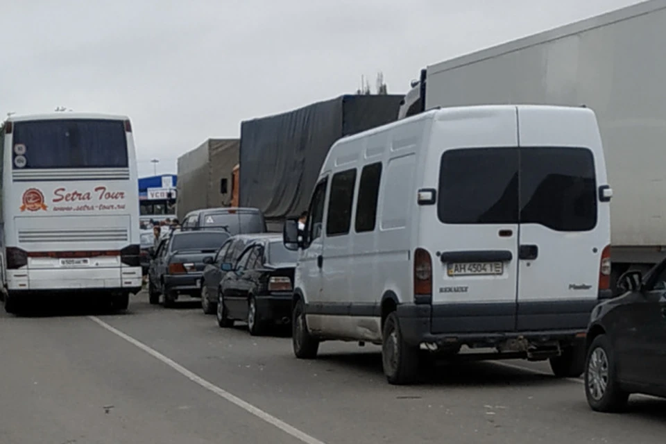 На пунктах пропуска с Россией – громадные очереди желающих выехать из ДНР на отдых и на работу