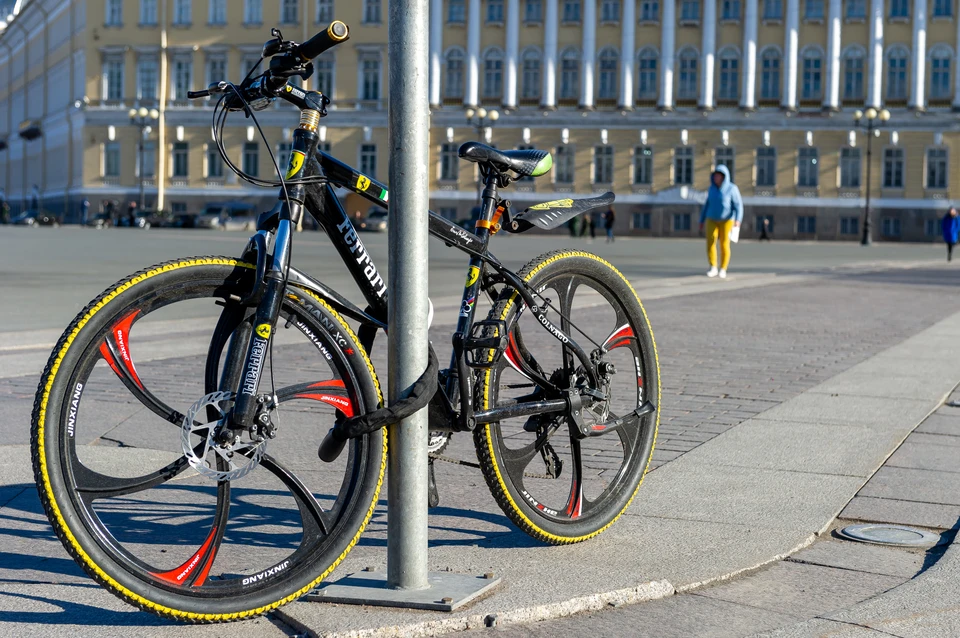 В Петербурге снова появились велосипедисты-экстремалы.