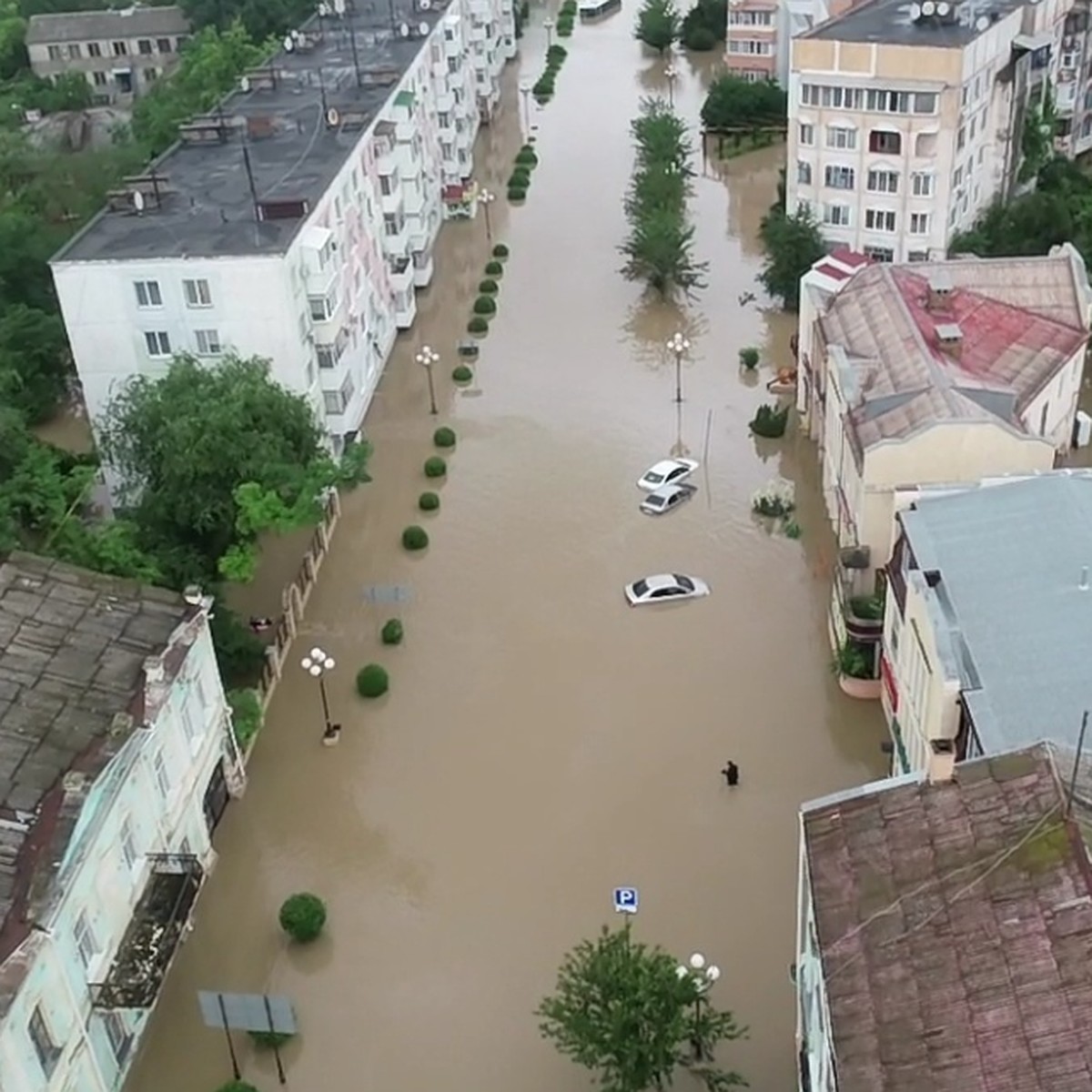 Что происходит в затопленной Керчи: уровень воды снижается, людей  эвакуируют - KP.RU