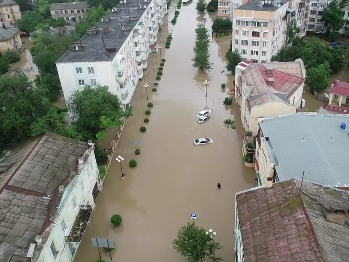 Что происходит в затопленной Керчи: уровень воды снижается, людей  эвакуируют - KP.RU