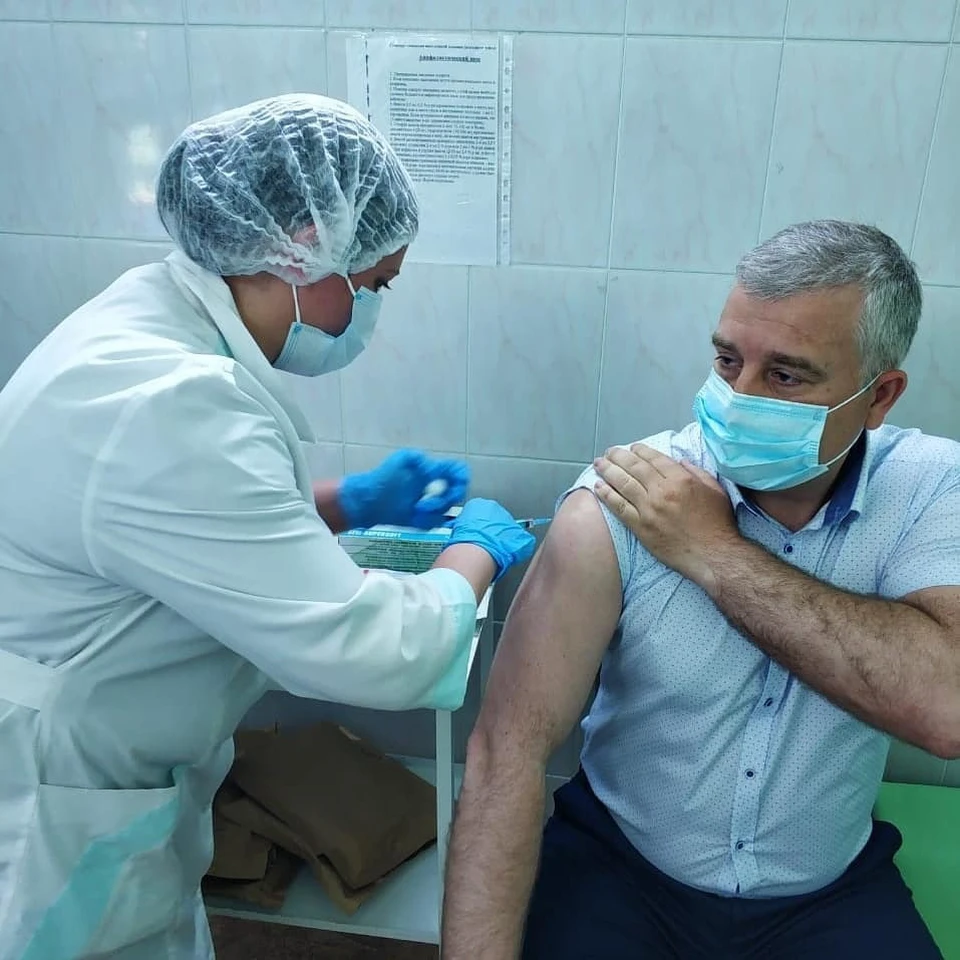 Члены администрации Ленинского района Смоленска вакцинировались от коронавируса. Фото: Департамент здравоохранения региона.