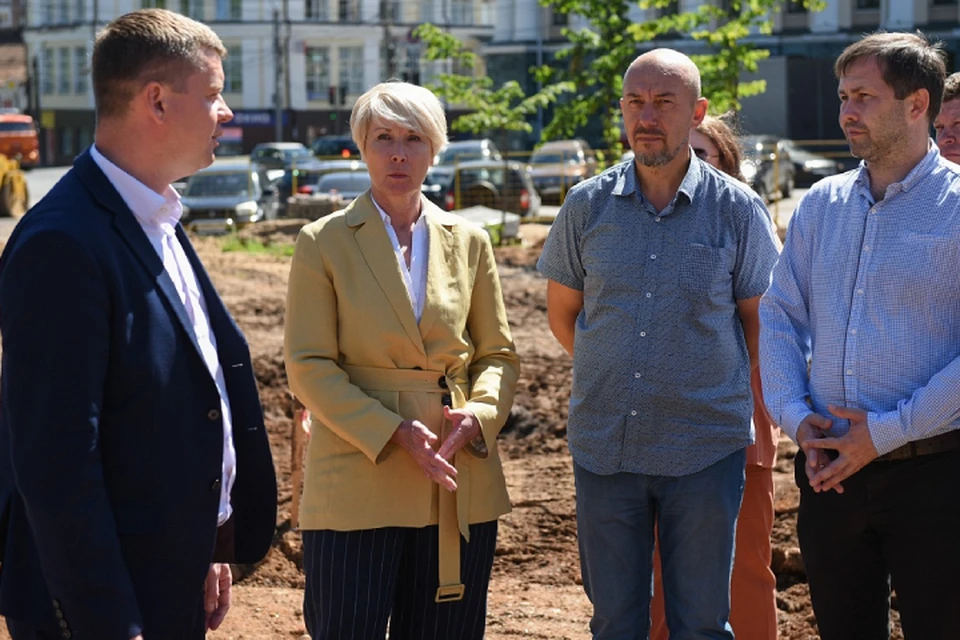Депутаты Гордумы и глава Кирова Елена Ковалева побывали на нескольких участках, где идут работы по благоустройству территорий. Фото: admkirov.ru