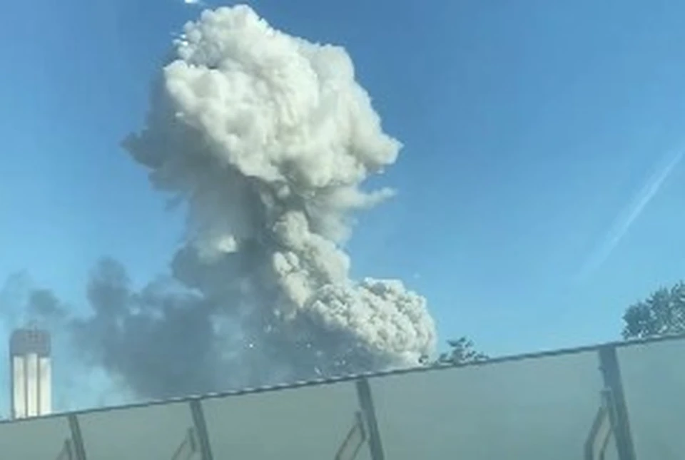 Видео пожара на складе пиротехники в центре Москвы: столп дыма поднялся над Лужниками