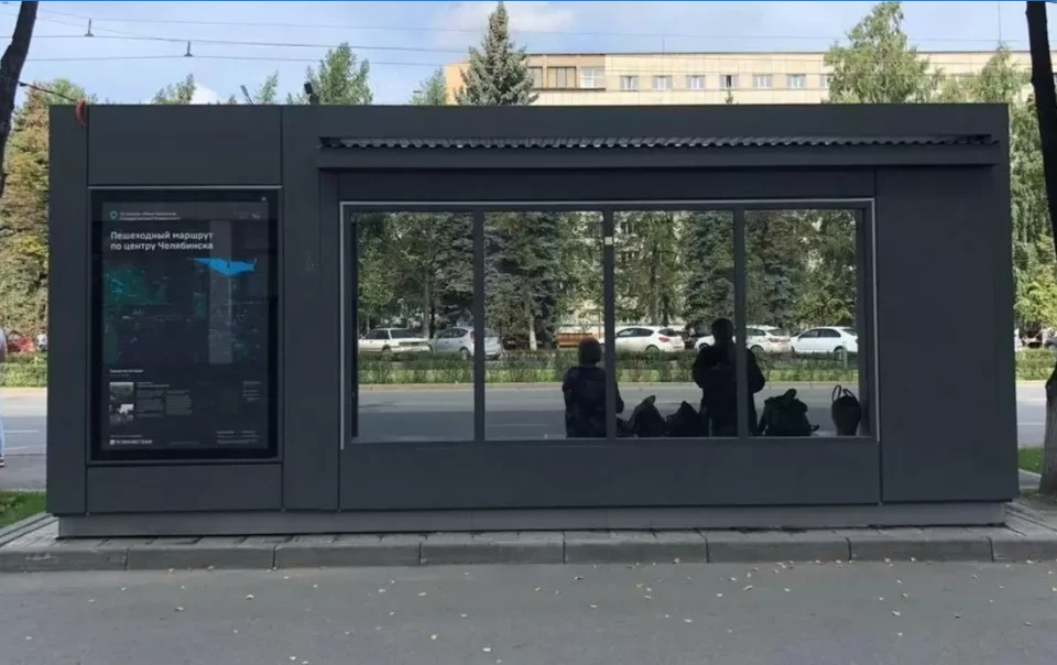 Хулиганы не могут пройти мимо стеклянных сегментов новых остановок. Фото: администрация Челябинска