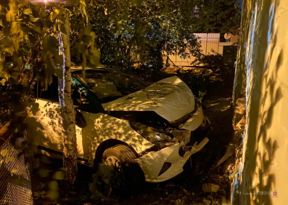 Молодые люди врезались в стену жилого дома.