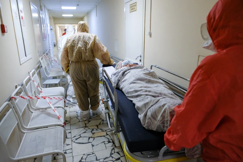 В сутки в Петербурге госпитализируют около 900 больных коронавирусом.