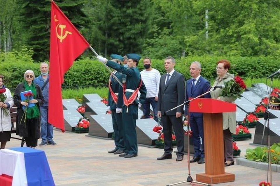 В мероприятии приняли участие представители власти, а также родственники погибшего солдата. Фото: пресс-служба мэрии Томска.