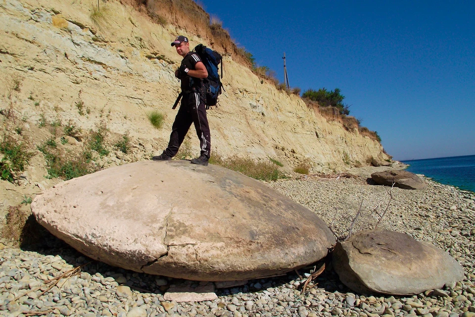 Еще одна странность Медведицкой гряды - гигантский каменный диск. Ученые не могут понять, почему он такой правильной формы. А уфологи считают, что это окаменевшая за миллионы лет летающая тарелка. Фото: Дмитрий САВВА