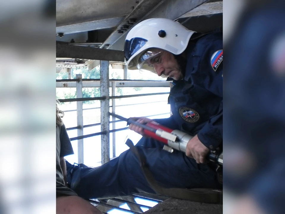 Ногу освобождали с помощью специнструмента.