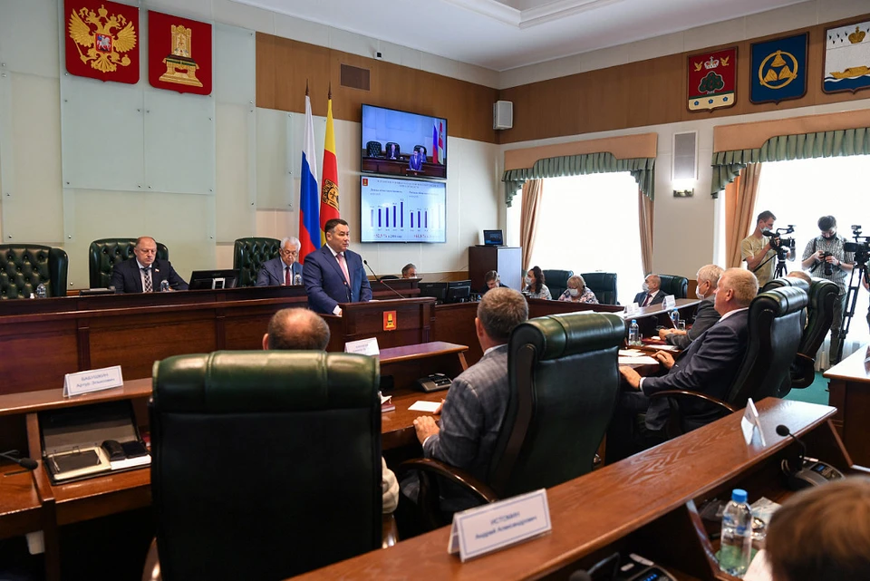 Депутаты, естественно, внимательно слушали главу региона. Фото: ПТО
