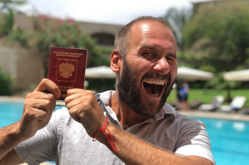 Алексей Камерзанов радуется паспорту, который ему вернули спустя 11 дней. Фото: предоставлено Алексеем КАМЕРЗАНОВЫМ