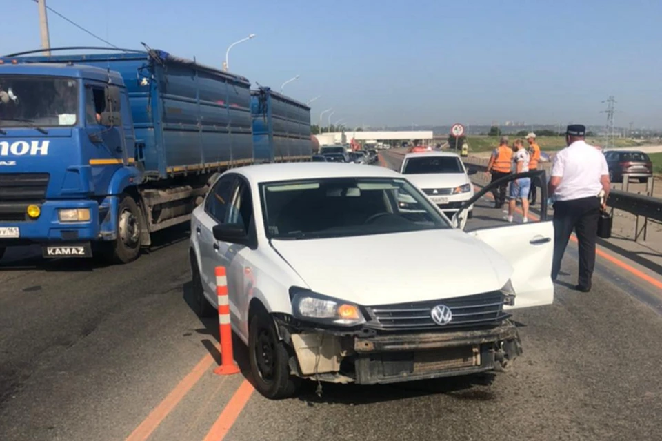 Предварительно, дорожное происшествие спровоцировал водитель Volkswagen Polo Фото: отдел пропаганды УГИБДД