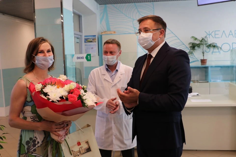 Жительнице Пушкина подарили "Айфон" за прививку от ковида. Фото: gov.spb.ru/gov/terr/reg_pushkin