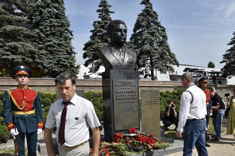В Донецке к памятнику Захарченко возложили цветы. Фото: ДАН