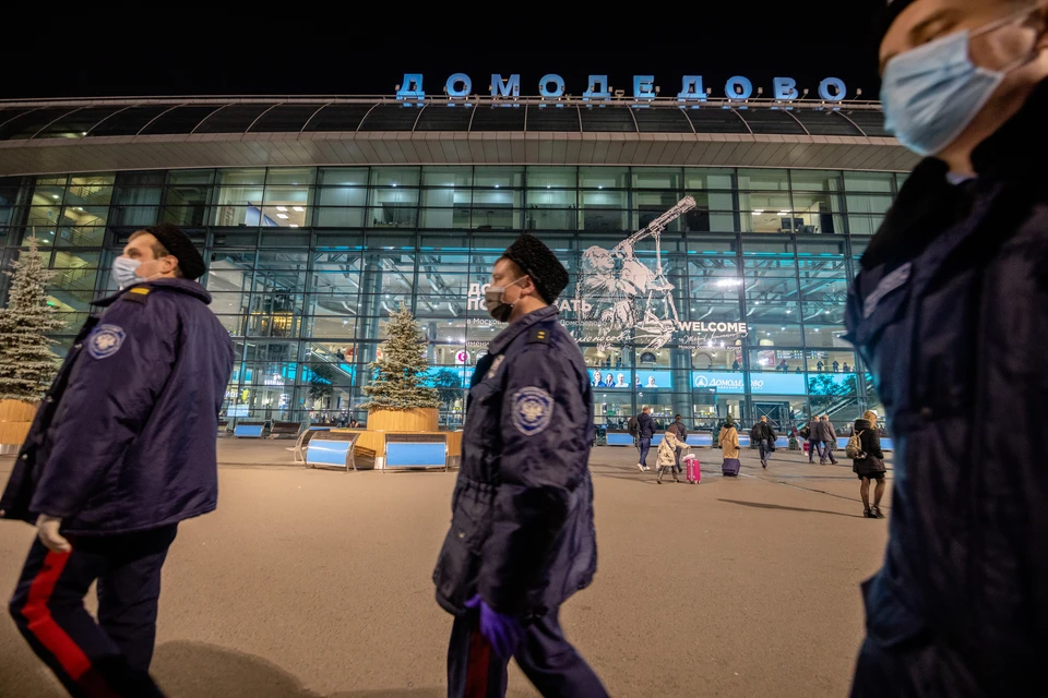 В аэропорту Домодедово случился конфликт из-за социальной дистанции.