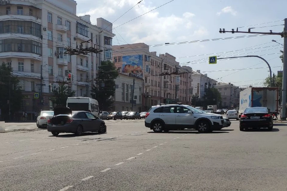 Два автомобиля не поделили перекресток