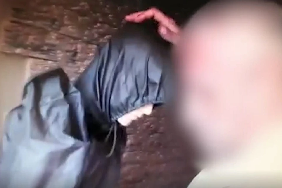 Следователи показали видео, как новосибирец пытался выбросить свою жену с восьмого этажа. Фото: стоп-кадр.
