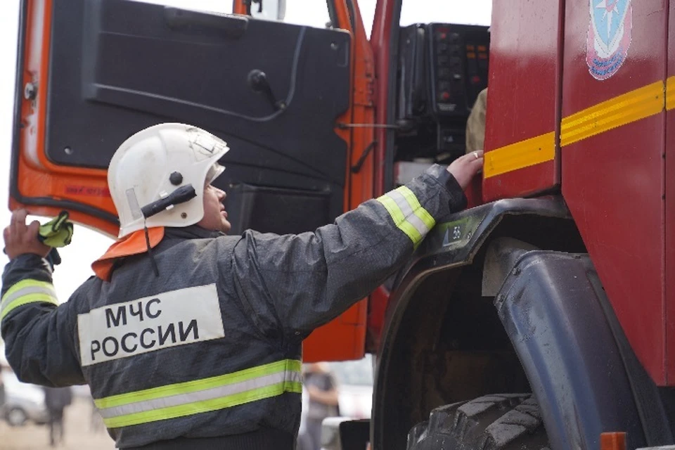 На место происшествия тут же прибыли пожарные.