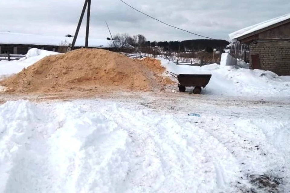 Мужчина не заметил девочку и завалил ее опилом. Фото: СУ СКР по Кировской области