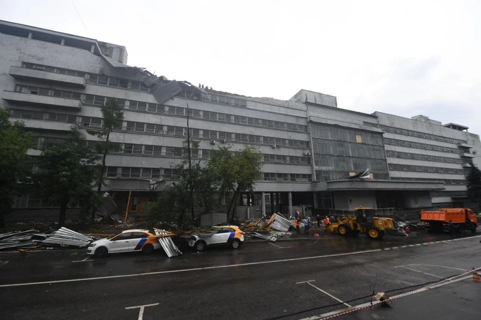 Видео обрушения крыши здания на улице Правды в Москве появилось в сети