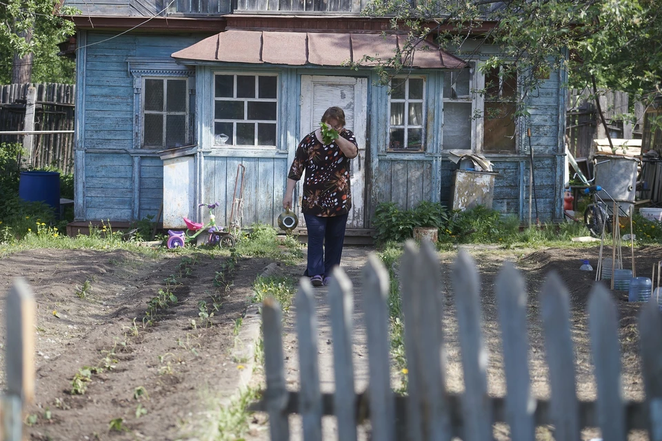Свердловский областной суд отменил решение суда первой инстанции и женщине не пришлось разрушать забор и детскую площадку возле своего дома