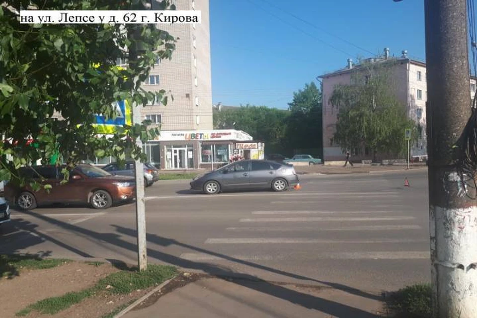 Маленький ребенок переходил дорогу вместе с бабушкой. Фото: vk.com/gibdd43