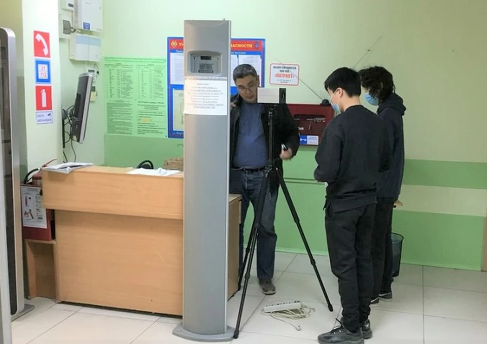 Если в коллективе заболел сотрудник, в учреждении необходимо проводить утренний фильтр с термометрией или тепловизорным исследованием. Фото Валерия Доронина, пресс-служба мэрии Томска.