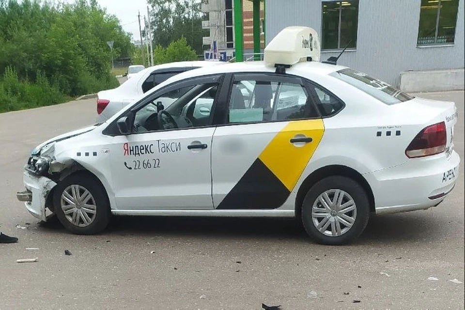 «Ниссан Альмера» при повороте налево зацепил мотоцикл. Фото: группа ВКонтакте "Ярославль Live"