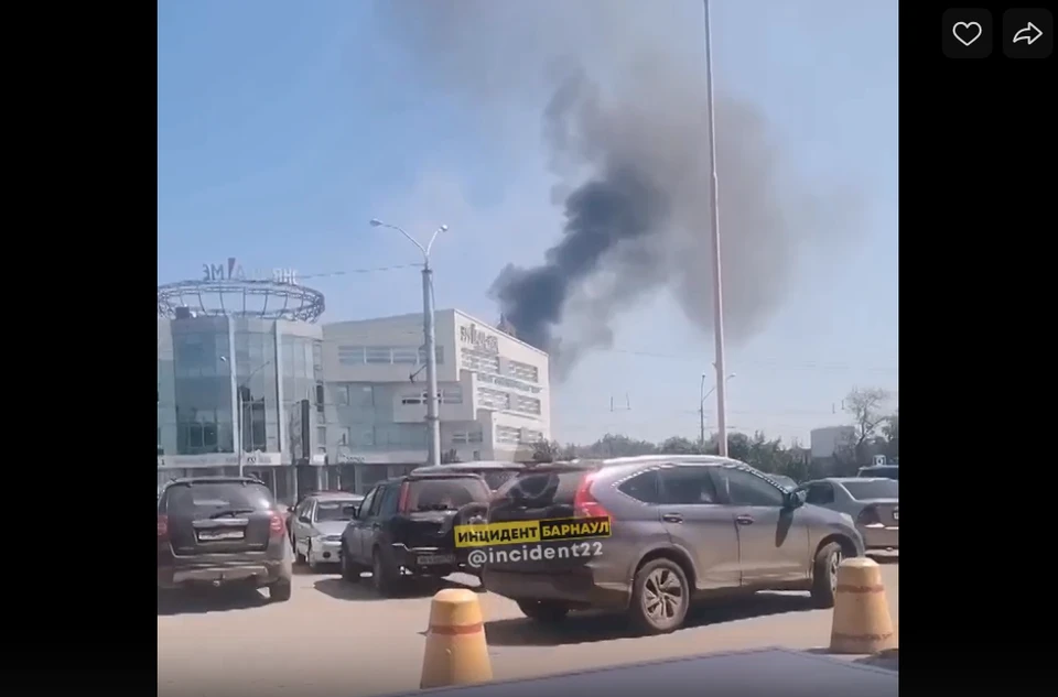 Столб черного дыма было видно из разных районов города. Скриншот видео "Инцидент Барнаул"
