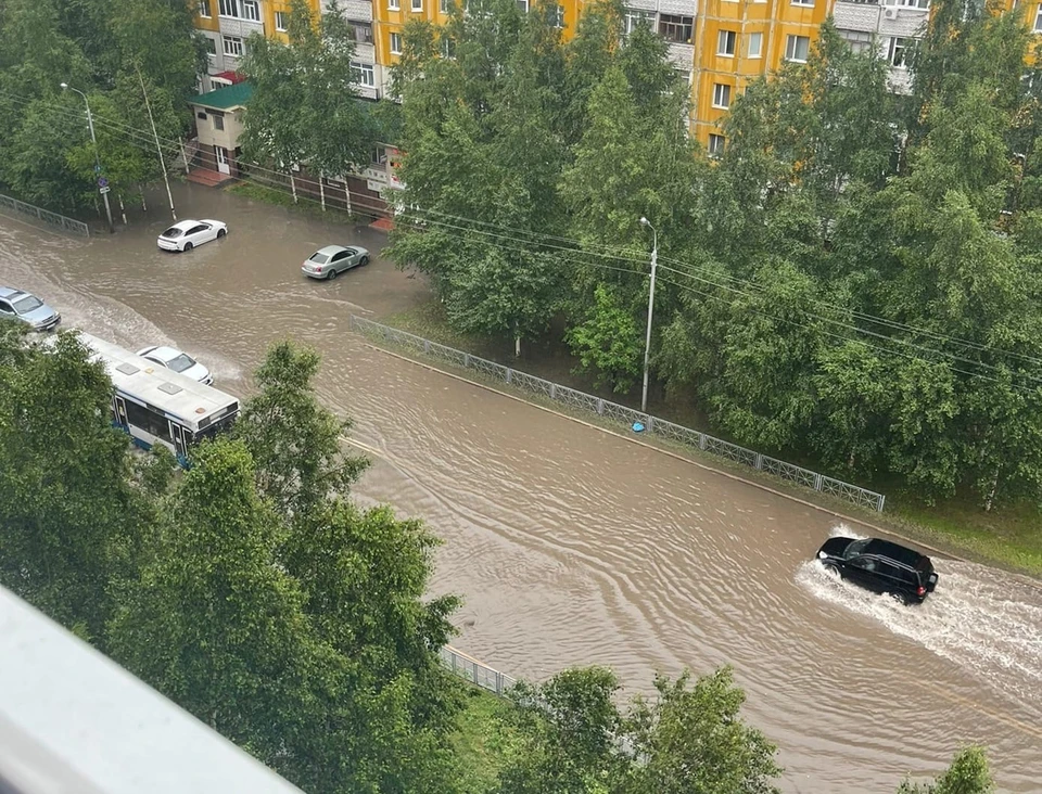 Ливневая канализация Нижневартовска не справляется с объемом осадков Фото: паблик "ЧП [В] Нижневартовске"