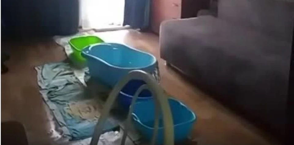 Так омичи вынужденны спасаться от потопа.