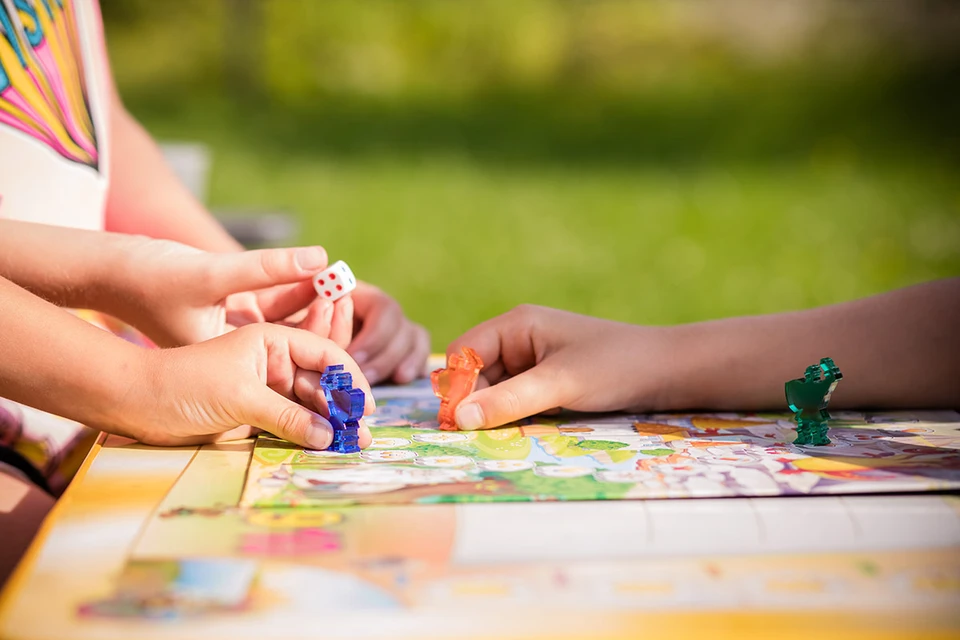 Психологи советуют общесемейными играми отвлекать детей от гаджетов
