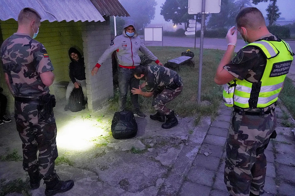Литовские пограничники задерживают нелегальных мигрантов в районе границы с Беларусью.